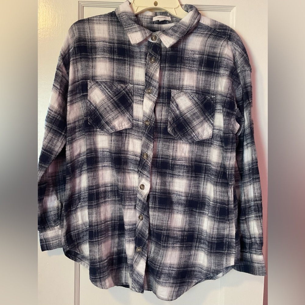 (maurices) navy blue & white long sleeve plaid button down top
